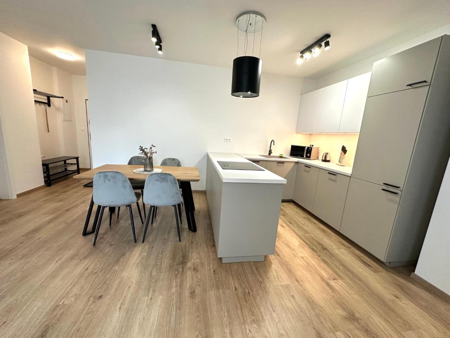 2 Room Apartment, New Building, Balcony, 208 Rovinka Bagian luar foto